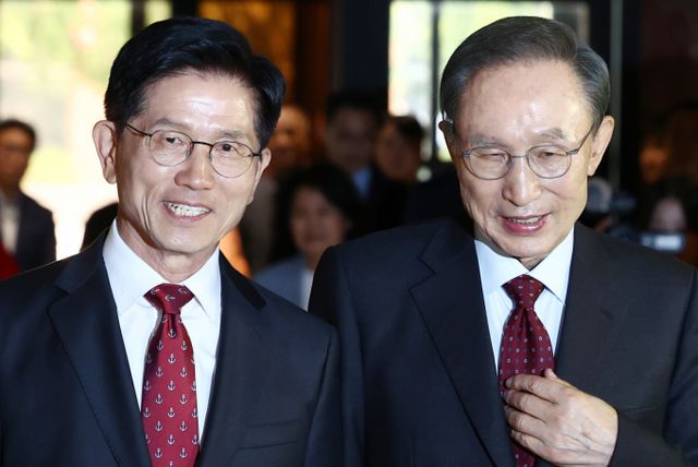 김문수 국민의힘 대통령 후보와 이명박 전 대통령이 27일 서울 여의도의 한 호텔에서 회동하고 있다. /사진=뉴스1