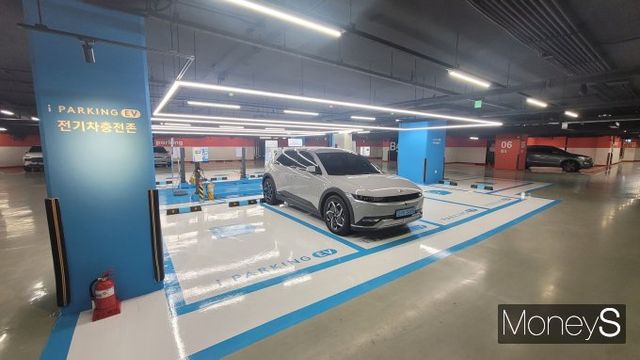 정부의 전기차 화재 안전관리 대책에 따라 14개 제조사가 자발적 안전점검을 실시한다. 사진은 서울시내 한 빌딩 지하에 마련된 전기차 충전소. 사진은 기사 내용과 관련 없음. /사진=김창성 기자