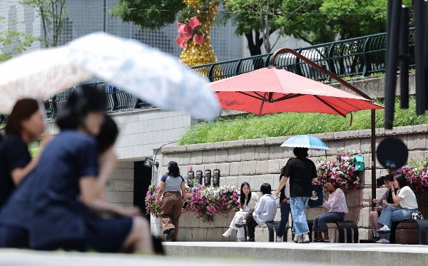 28일 일부 지역에 국지성 소나기가 예보된 가운데 당분간 무더위가 이어지겠다. 사진은 서울 청계광장에서 양산을 쓴 시민들 모습. /사진=뉴스1