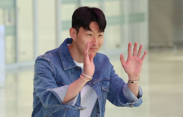 손흥민(토트넘 홋스퍼)이 홍명보 감독이 이끄는 축구대표팀 합류를 위해 귀국했다. 사진은 축구선수 손흥민이 국가대표팀 합류를 위해 인천국제공항을 통해 귀국하는 모습. /사진=뉴스1