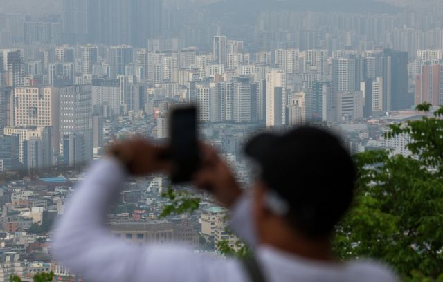 재개발·재건축 등 정비사업 활성화도 두 후보의 공통된 키워드다. 사진은 지난 15일 서울 남산에서 바라본 아파트 단지의 모습. /사진=뉴시스