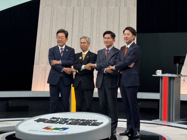 제21대 대통령 선거를 7일 앞두고 열린 마지막 TV토론에서 대선 후보들은 시작부터 날선 신경전을 벌였다. 사진은 제21대 대통령 선거에 출마한 이재명, 권영구, 김문수, 이준석 후보의 모습. /사진=더불어민주당 제공