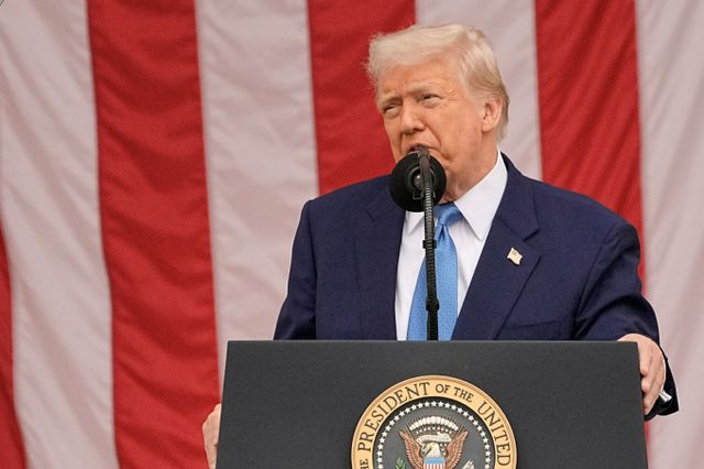 도널드 트럼프 미국 대통령이 하버드 대학교에 지급된 30억달러(약 4조1000억원) 연방 보조금을 회수해 직업 교육 기관에 지원하는 방안을 검토하고 있다. 사진은 트럼프 대통령이 지난 26일(현지시각) 미국 버지니아주 알링턴 국립묘지 원형극장에서 연례 국립 추모의날 기념 연설을 하는 모습. /사진=로이터