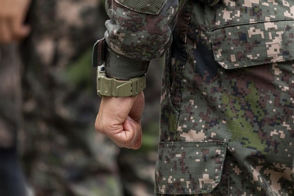 초등학교 6학년과 교제 중인 군인이 부대 주임원사에게 교제 사실을 들키고도 자신의 진급누락만 걱정한 사연이 전해졌다. 사진은 기사 내용과 직접적인 관련이 없음. /사진=이미지투데이