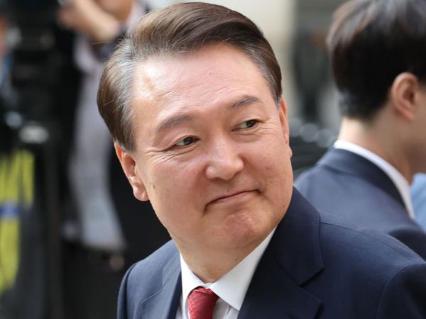 대통령경호처의 박종준 전 처장과 김성훈 전 차장, 이광우 전 경호본부장의 출국금지가 연장됐다. 사진은 윤석열 전 대통령이 지난 26일 오후 서울 서초구 중앙지방법원에서 열린 내란 우두머리 혐의, 직권남용 권리행사방해 혐의 사건 5차 공판을 마친 후 법원을 나서며 지지자들을 보고 있는 모습. /사진=뉴스1(공동취재단)