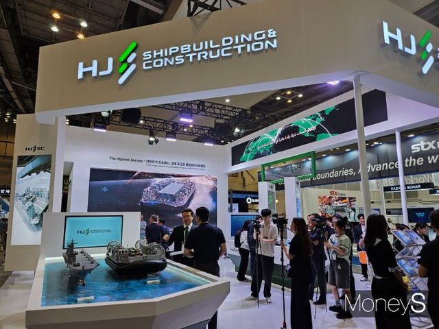 HJ중공업이 28일 부산 해운대구 벡스코에서 열린 '국제해양방위산업전(MADEX·마덱스) 2025'에서 해양 방산 기술력을 선보였다. /사진=최유빈 기자
