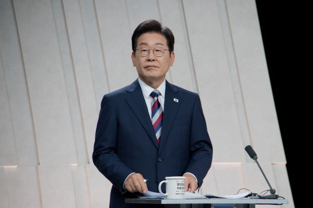 이 후보는 전날 대선후보 TV토론회에서 논란이 된 이준석 개혁신당 후보의 여성 혐오성 발언을 우회적으로 비판하기도 했다.사진은 이재명 더불어민주당 대선후보가 지난 27일 오후 서울 마포구 상암동 MBC 스튜디오에서 열린 중앙선거방송토론위원회 주관 제21대 대통령선거 3차 후보자토론회 준비를 하는 모습. /사진=뉴시스