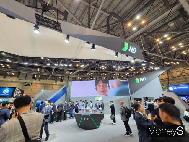 부산 해운대구 벡스코에서 개막한 '국제해양방위산업전(MADEX·마덱스) 2025'를 찾은 관람객들이 28일 HD현대중공업의 부스를 둘러봤다. /사진=최유빈 기자