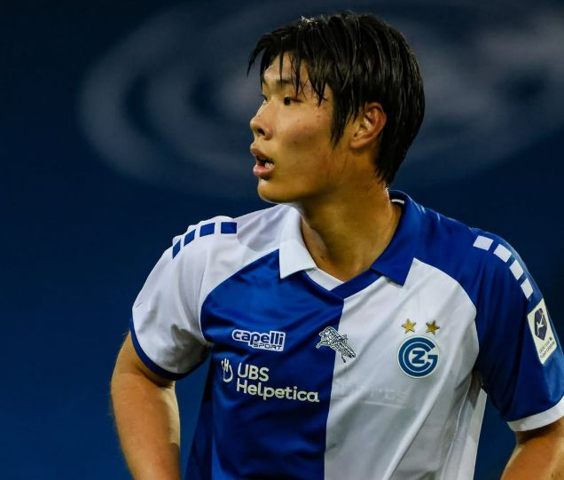 스위스 슈퍼리그 그라스호퍼에서 활약 중인 공격수 이영준이 승강 플레이오프 1차전에서 선제골을 터트렸다. 사진은 그라스호퍼에서 활약 중인 이영준의 모습. /사진=그라스호퍼 인스타그램 캡처