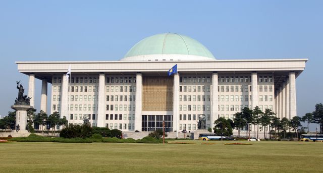 올해 국회를 통과한 법률들로 인해 향후 5년 동안 연평균 4조8000억원대의 수입 감소와 5조8000억원대의 지출 증가가 예상되는 것으로 나타났다.사진은 서울 여의도 소재 국회의사당 전경 /사진=머니투데이