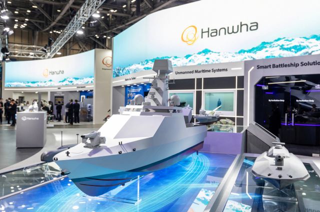 한화시스템이 국제해양방위산업전에서 '전투용 무인수상정'을 선보인다. 사진은 전투용 무인수상정의 목업. /사진=한화시스템 