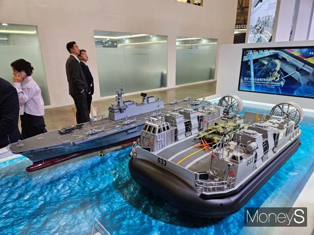 HJ중공업이 '국제해양방위산업전(MADEX·마덱스) 2025'에서 독도함(왼쪽)과 고속상륙정을 전시했다. /사진=최유빈 기자