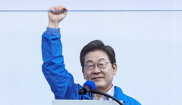 이재명 더불어민주당 대선 후보가 사전투표를 하루 앞둔 28일, 최대 격전지인 서울에서 막판 승부수를 던졌다. 사진은 이재명 더불어민주당 대선후보가 28일 오후 서울 성동구 왕십리역 광장에서 열린 유세에서 주먹을 들어 보이며 지지를 호소하고 있는 모습. /사진=뉴시스