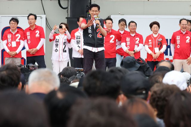 김문수 국민의힘 대선 후보가 28일 경북 영천 유세에서 저출산 대책을 언급했다. 사진은 영천 유세에서 유권자의 지지를 호소하는 김 후보. /사진=뉴스1
