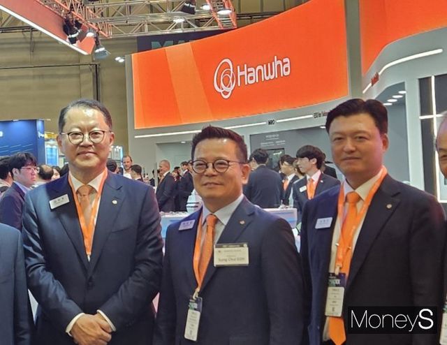 김희철(왼쪽부터) 한화오션 대표이사와 어성철 한화오션 사장,남동우 한화오션 고문이 28일 부산 벡스코에서 개최된 '2025 국제해양방위산업전'(MADEX 2025) 한화그룹 전시관을 찾았다. /사진=최유빈 기자