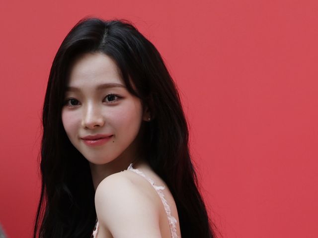 SM엔터테인먼트가 에스파 카리나의 정치색 논란에 대해 사과했다. 사진은 지난해 9월 서울 성동구 무신사 스퀘어 성수4에서 열린 '무신사 뷰티 페스타 인 셀럽 포토 이벤트'에 참석한 걸그룹 에스파 멤버 카리나. /사진=뉴스1