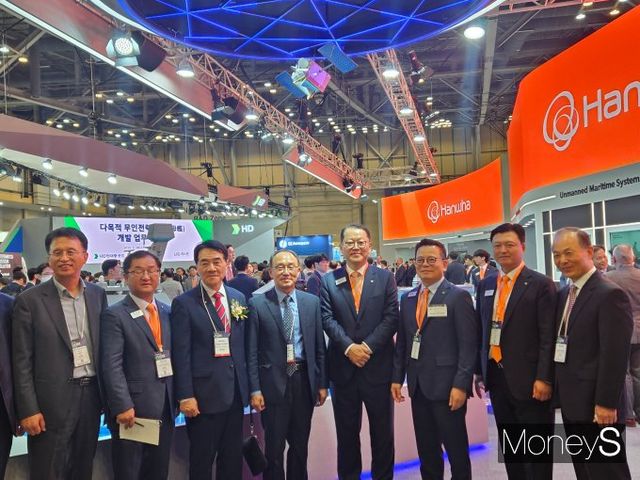 김희철(오른쪽 네번째) 한화오션 대표이사와 어성철(오른쪽 세번째) 한화오션 사장 등 관계자가 28일 부산 벡스코에서 개최된 '2025 국제해양방위산업전(MADEX 2025)' 한화그룹 전시관을 찾았다. /사진=최유빈 기자