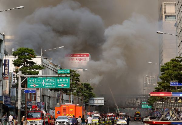 서울 을지로 세운대림상가 인근의 한 건물에서 화재가 발생했다. 사진은 28일 오후 서울 중구 을지로 세운대림상가 인근의 한 건물에서 화재가 발생해 연기가 피어오르는 모습. /사진=뉴시스