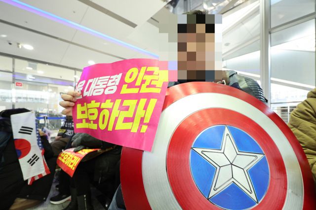  영화 캐릭터 '캡틴 아메리카' 복장을 하고 중국 대사관 및 경찰서 난입을 시도했던 윤석열 전 대통령 지지자가 법원으로부터 실형을 선고받았다. 사진은 지난 2월10일 서울 중구 국가인권위원회 앞에서 윤석열 대통령 지지자가 윤 대통령의 불구속 수사를 권고할 것을 인권위에 촉구하는 모습. /사진=뉴스1