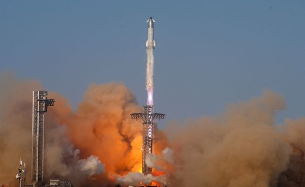 스페이스X가 초대형 우주선 스타십의 9번째 지구궤도 시험비행에 나섰지만 실패로 돌아갔다. 사진은 스페이스X 화성 탐사선인 스타십이 9번째 시험을 위해 발사되는 모습. /사진=로이터