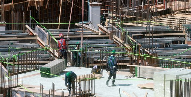 '건설폐기물의 재활용촉진에 관한 법률'(건설폐기물법)을 위반한 시공사들이 과태료 처분을 받았다. 사진은 지난달 말 서울 시내 신축 아파트 시공 현장에서 건설노동자들이 작업을 하는 모습. /사진=뉴시스