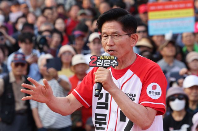 김문수 국민의힘 대선 후보가 28일 오전 경남 창원 유세에 나섰다. 사진은 지난 26일 서울 유세에서 유권자의 지지를 호소하는 김 후보. /사진=뉴시스
