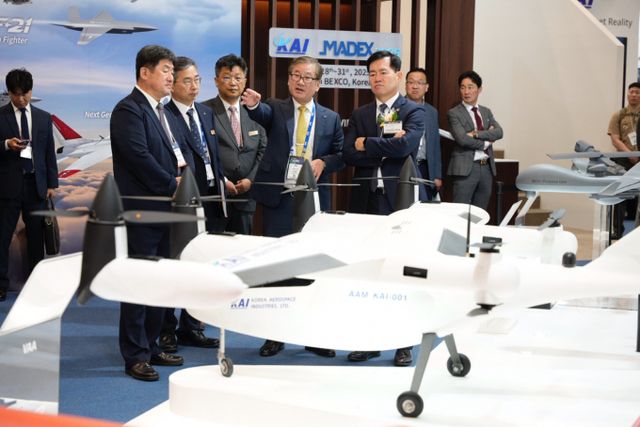 KAI가 MADEX 2025에 참가했다. 사진은 강구영(오른쪽 두번째) KAI 사장이 MADEX 2025 KAI 부스를 방문한 석종건(오른쪽 첫번째) 방사청장에게 설명을 진행하던 모습. /사지=KAI