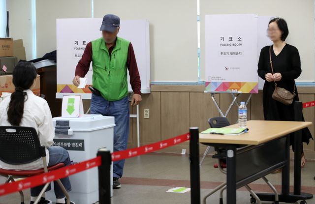 제21대 대통령선거 사전투표 첫날인 29일 오전 경남 양산시 하북면주민자치센터에 마련된 하북면 사전투표소에서 유권자들이 투표를 하고 있다. / 사진=뉴스1 윤일지 기자 