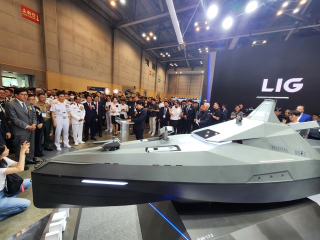 LIG넥스원이 MADEX 현장에서 미래 무인수상정의 기준이 될 콘셉트 모델 '해검-X'를 공개했다. /사진=LIG넥스원
