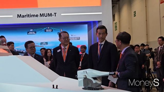 김동관(오른쪽 두번째) 한화그룹 부회장이 28일 부산 벡스코에서 개최된 '2025 국제해양방위산업전(MADEX 2025)' 한화그룹 부스를 찾았다. /사진=최유빈 기자