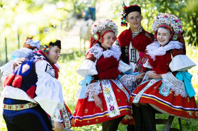 동유럽 낭만을 품은 나라 체코에서 전통 민속축제 '왕들의 탈 것'이 진행됐다. 사진은 지난 25일(현지시각) 체코 블츠노프에서 진행된 전통 민속 축제 '왕들의 탈것'에서 현지 의상을 입은 관광객이 행사에 참여하고 있는 모습. /사진=로이터