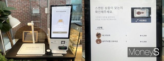 AI스캐너로 디저트를 계산했다. 사진은 스캐너와 키오스크 화면. /사진=김혜원 기자