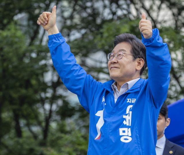 서울 광진·중랑·성동·동대문구 순회 유세에서 이재명 후보는 이번 대선을 '내란 극복의 선거'로 규정하며 윤석열 전 대통령과 김문수 국민의힘 후보, 그리고 이낙연 새미래민주당 상임고문을 향해 거센 공세를 퍼부었다.사진은 이재명 더불어민주당 대선후보가 28일 오후 서울 성동구 왕십리역 광장에서 열린 유세에서 연설을 마친 뒤 엄지를 들어 보이며 시민들에게 인사하고 있는 모습. /사진=공동취재