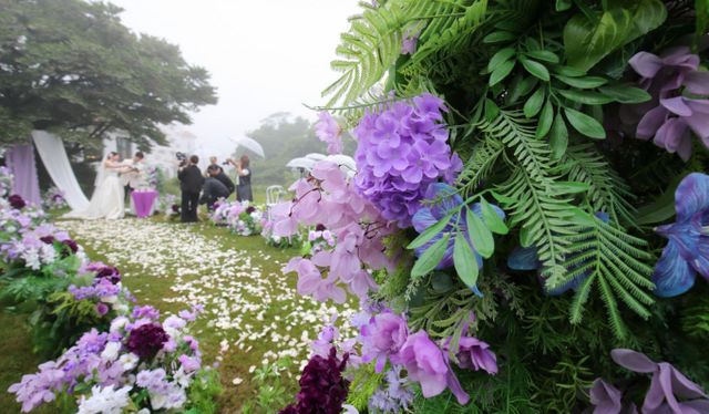 서울 강남에서 결혼식을 올리려면 평균 3409만원이 필요한 것으로 나타났다. 사진은 지난 21일 오후 제주시 조천읍 에코랜드 호텔 정원에서 야외 결혼식을 치르고 있는 모습. /사진=뉴시스