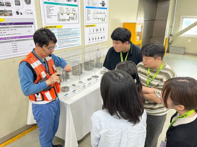 이재준 포스코모빌리티솔루션 제조2섹션리더가 조립동의 생산공정에 대한 설명했다. /사진=포스코모빌리티솔루션