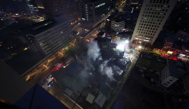 서울 중구 을지로 세운대림상가 인근 노후 건물에서 발생한 화재가 12시간25분만에 완진됐다. 사진은 지난 28일 서울 중구 을지로 세운대림상가 인근의 한 건물에서 화재가 발생해 소방대원들이 화재 진압을 하고 있는 모습. /사진=뉴시스