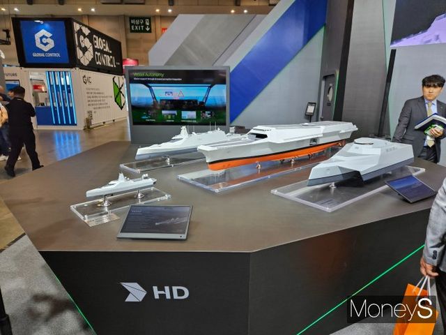 부산 벡스코에서 '국제해양방위산업전(MADEX·마덱스) 2025'가 28일 개막했다. 사진은 HD현대중공업의 미래함정 콘셉트 'HCX 시리즈'의 진화형인 'HCX-25'와 AI 기반의 유·무인복합전력 기함(지휘함)이 될 '기동형 무인전력통제함', '미래형 무인전력모함', '전투용 무인수상정'(USV)의 모습. /사진=최유빈 기자