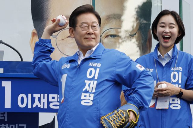 이재명 더불어민주당 대통령 후보가 '만약 선택할 수 있다면 다시 정치를 하겠느냐'는 질문에 "안 할 것 같다"고 답했다. 사진은 이재명 더불어민주당 대통령 후보가 제21대 대통령선거 사전투표 첫날인 29일 오후 서울 송파구 잠실야구장 앞 광장에서 열린 유세에서 야구공을 들고 포즈를 취하는 모습. /사진=뉴스1