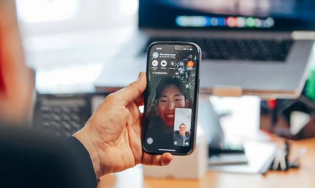 우니온 베를린이 임대로 함께했던 정우영을 완전 영입했다. 사진은 우니온 베를린으로 완전 이적한 정우영이 구단 관계자와 영상 통화를 하는 모습. /사진=우니온 베를린 홈페이지 캡처