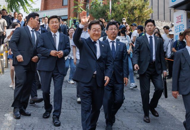 이재명 더불어민주당 대선후보가 제21대 대통령 선거 사전투표 첫날인 29일 서울 서대문구 신촌동 주민센터 투표소에서 사전투표를 마치고 나와 손을 들어 시민들에게 인사하고 있다. / 사진=공동취재 