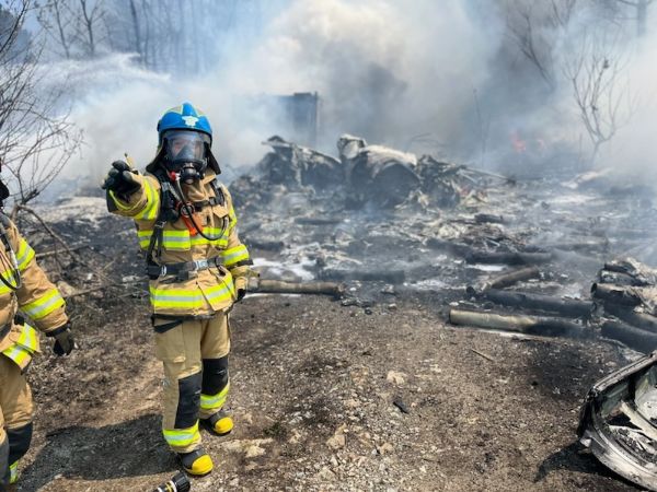 경북 포항시 남구 동해면의 한 야산에 해군 해상초계기가 추락했다. 사진은 29일 오후 1시35분쯤 경북 포항 남구 동해면 야산에 해군 해상 초계기 (P-3C)가 추락해 출동한 소방관이 진화작업을 벌이고 있는 모습. /사진=뉴스1