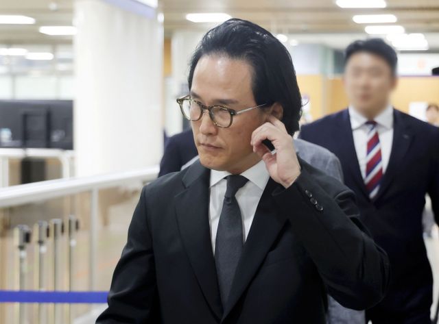 조현범 한국앤컴퍼니그룹 회장이 200억원대 횡령·배임 혐의로 1심 재판서 징역 3년을 선고 받았다. 사진은 조 회장이 29일 오후 서울 서초구 서울중앙지방법원에서 열린 200억원대 횡령·배임 혐의 관련 선고 공판에 출석하던 모습. /사진=뉴시스