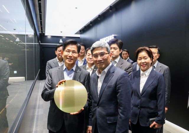 김문수 국민의힘 대선 후보(왼쪽)가 지난 26일 경기 평택시 삼성전자 평택캠퍼스를 방문해 송재혁 DS부문 CTO 사장(가운데)과 만났다. /사진=삼성전자 평택캠퍼스