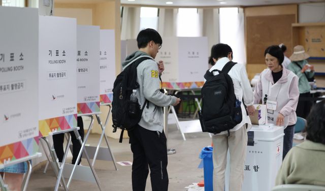 유권자들의 목소리는 다양했다. 청년층은 고용 문제를 여성들은 유권자 분열 조장에 대한 피로감을, 시니어층은 '안정된 나라'를 호소했다.사진은 제21대 대통령선거 사전투표가 시간된 29일 서울 서대문구 구 신촌동주민센터에 마련된 사전투표소에서 대학생 유권자들이 투표를 하기위해 줄을 서고 있는 모습. /사진=뉴시스