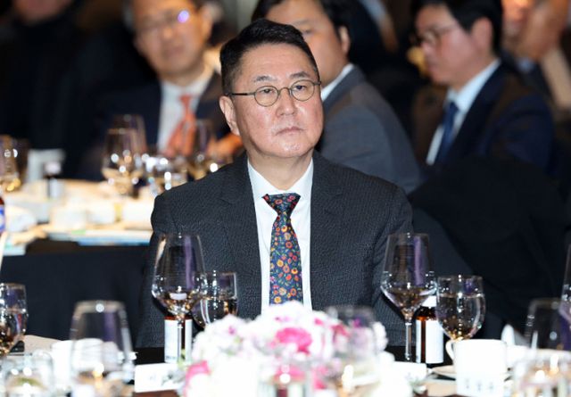 이석우 두나무 대표가 지난 2월20일 서울 여의도 FKI타워에서 열린 한경협 제64회 정기총회·새 CI 공개 행사에 참석해 류진 회장의 인사말을 경청하고 있다. /사진=뉴스1