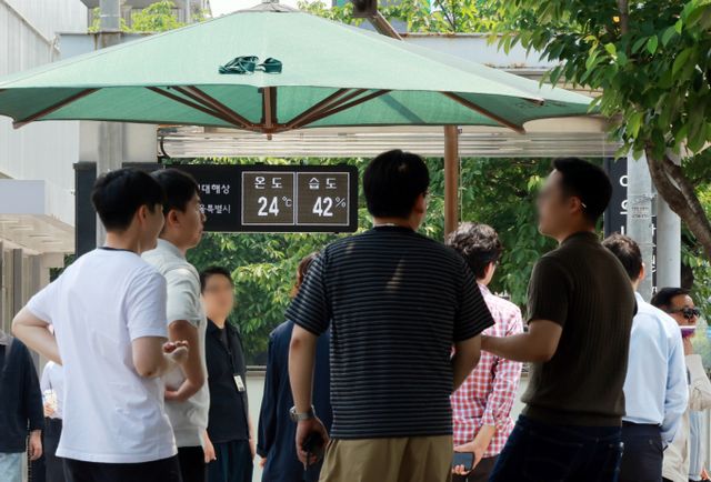 오는 30일 전국이 대체로 맑고 전남과 경남 일부 지역에 소나기가 내릴 전망이다. 사진은 지난 27일 서울 영등포구 여의도 한강공원을 찾은 시민들의 모습. /사진=뉴스1