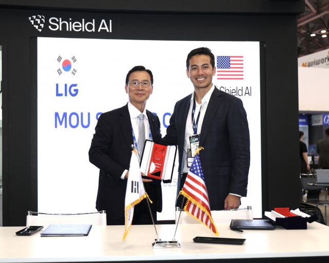 LIG넥스원이 미국 테크기업 쉴드AI와 핵심 솔루션 개발역량 고도화를 위한 업무협약을 체결했다./사진=LIG넥스원 