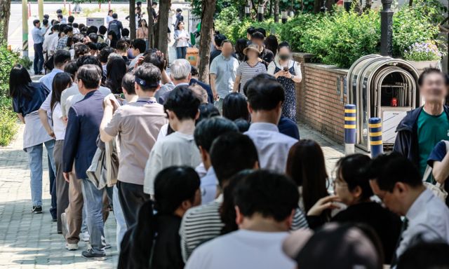 제21대 대통령선거 사전투표 첫 날인 29일 서울 영등포구 여의동주민센터에 설치된 사전투표소를 찾은 유권자들이 투표를 하기 위해 줄 서 있다. / 사진=뉴시스 정병혁 기자 