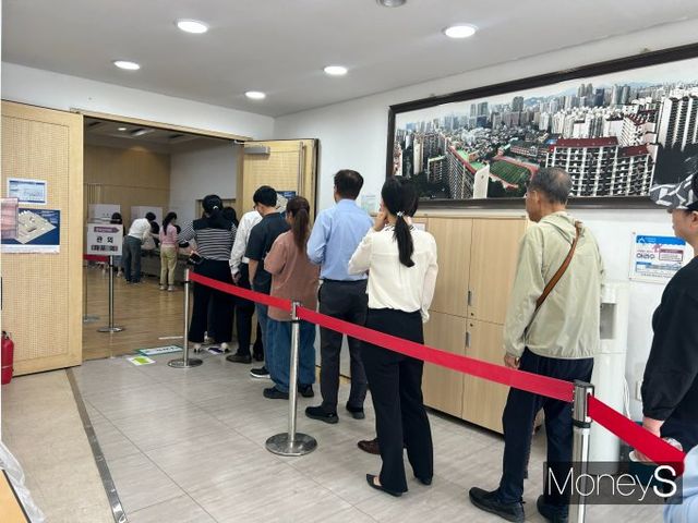 대선이 각종 네거티브로 얼룩진 탓에 냉소적인 입장을 내비치는 유권자도 적지 않았다. 사진은 29일 서울 마포구 도화동 주민센터 사전투표소에서 관외 투표를 위한 유권자들이 길게 줄을 늘어선 모습. /사진=김성아 기자