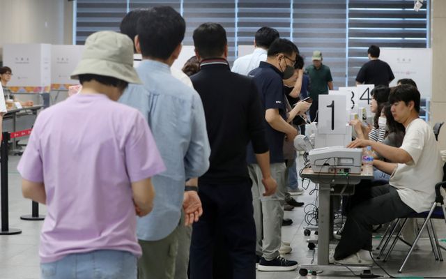 제21대 대통령 선거 사전 투표 첫날인 29일 전북 전주시 전북특별자치도교육청 별관 창조나래 3층에 마련된 사전투표소에 유권자들이 투표를 하기 위해 차례를 기다리고 있다. / 사진=뉴스1 유경석 기자 